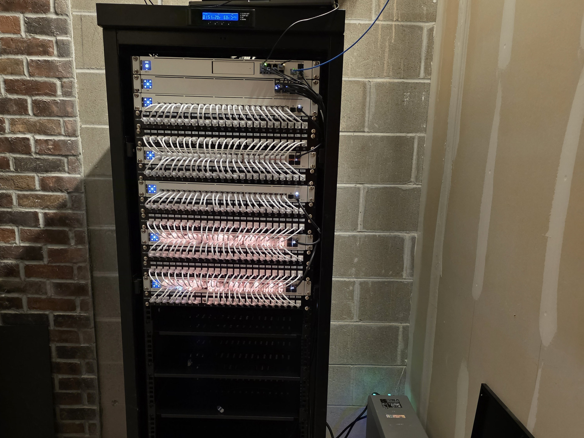 Dressed UniFi rack + silver UPS